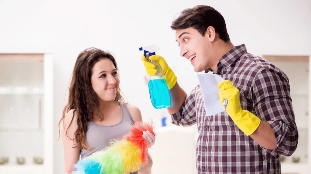 زوجان يضحكان أثناء تنظيف البيت – Y-Needs