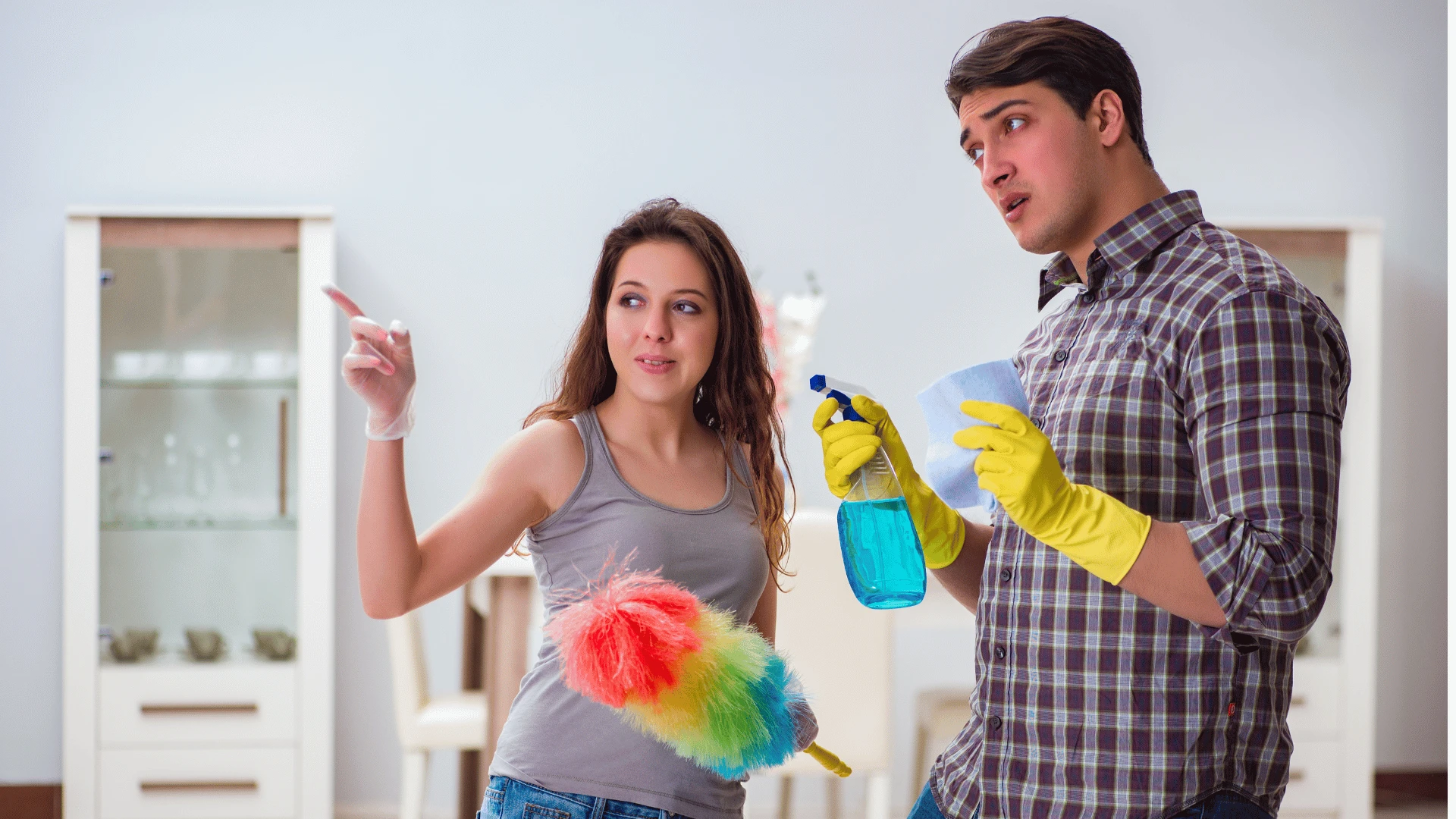 زوجان ينظفان البيت بمرح بمنتجات Y-Needs