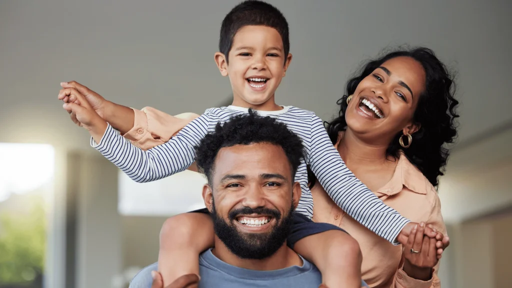عائلة سعيدة تضحك معاً – Y-Needs