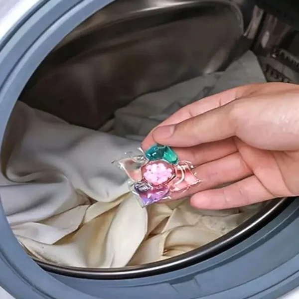 كبسولات چيل لتنظيف وتعطير الملابس: وضع كبسولة الغسيل داخل الغسالة مع الملابس من Y-Needs